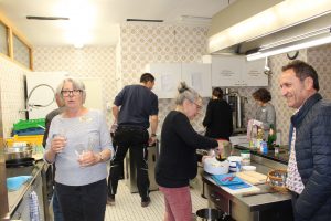 Zu sehen sind mehrere Menschen, die in einer Küche stehen und gemeinsam kochen. Aufgenommen wurde das Bild im Rahmen der Nachbarschaftsgespräche in Oberndorf am Neckar.