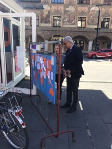 Zu sehen sind zwei Personen, die im Freien stehen und auf eine Metaplanwand schauen, die auf einem alten Kleiderständer errichtet wurde. Aufgenommen wurde das Bild im Rahmen der Nachbarschaftsgespräche in Ulm.