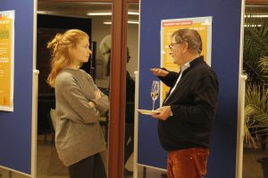 Auf dem Bild sind zwei Personen zu sehen, die miteinander sprechen. Das Bild wurde aufgenommen im Rahmen der Nachbarschaftsgespräche in Heidelberg.