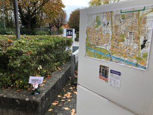 Auf dem Bild ist eine Pinnwand zu sehen, auf dem ein großer Kartenausschnitt angebracht wurde. Unter dem Ausschnitt wurden zwei kleinere Plakate angebracht, die die Nachbarschaftsgespräche thematisieren. Aufgenommen wurde das Bild im Rahmen der Nachbarschaftsgespräche in Heilbronn.