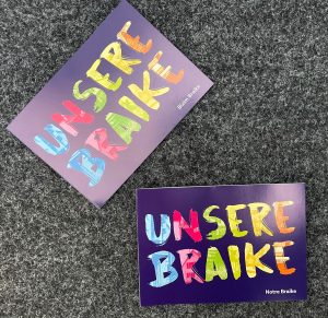 Zu sehen sind zwei Flyer mit der Aufschrift "Unsere Braike". Aufgenommen wurde das Bild im Rahmen der Nachbarschaftsgespräche in Nürtingen.