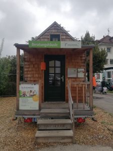 Zu sehen ist ein Tiny Haus des Wohlfahrtswerks für Baden-Württemberg. Aufgenommen wurde das Bild auf einem Projektbesuch in Stuttgart-Feuerbach. das Tiny Haus trägt die Aufschrift "Beratungshäusle"