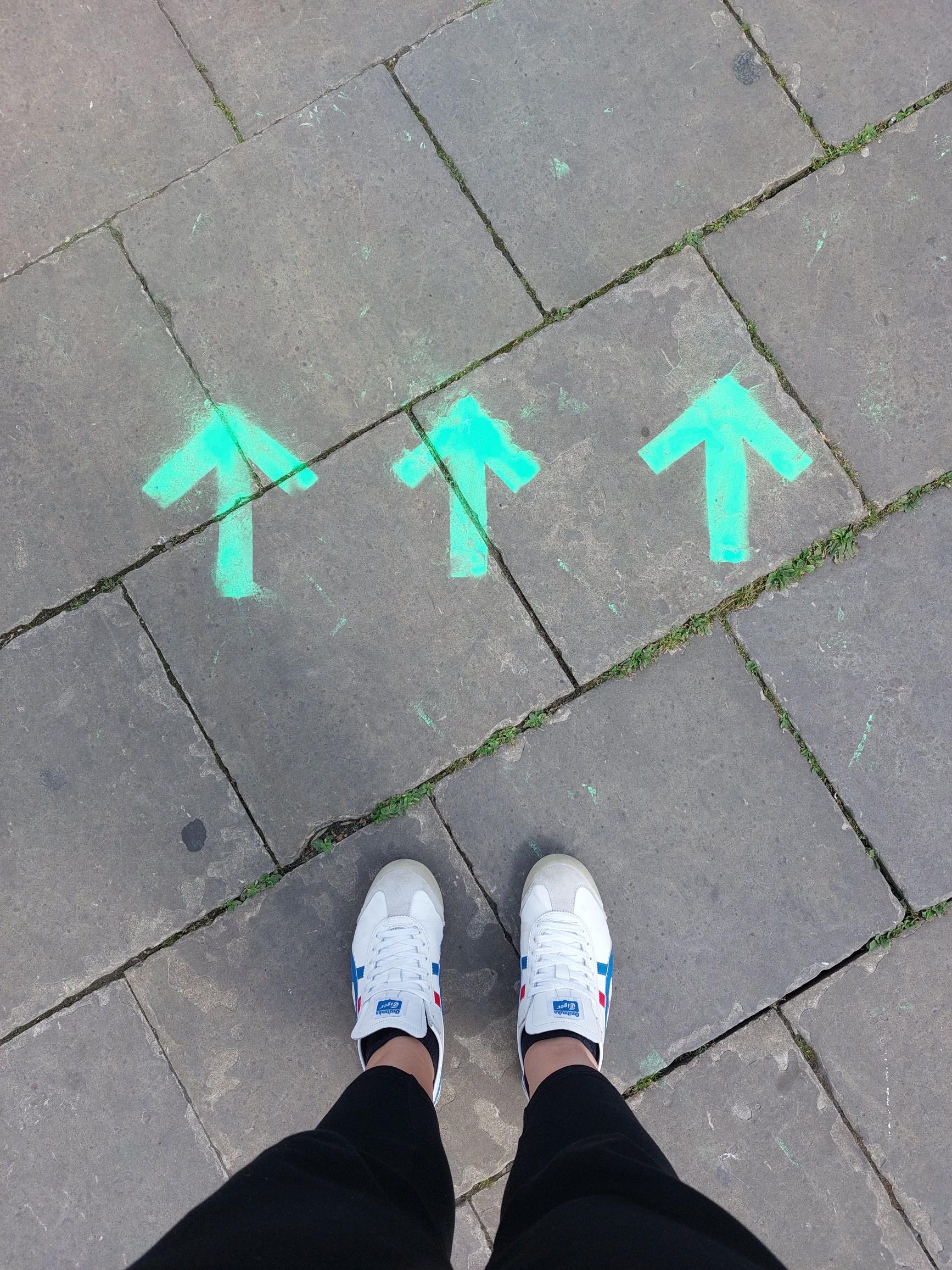 Zu sehen sind drei grüne Pfeile, die auf den Asphalt gezeichnet wurden. Entstanden ist das Bild im Rahmen des Veranstaltungstages "You promised me a city" in Hannover.