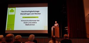 Auf dem Bild ist der Wendlinger Bürgermeister Steffen Weigel bei seiner Eröffnungsrede zu sehen.