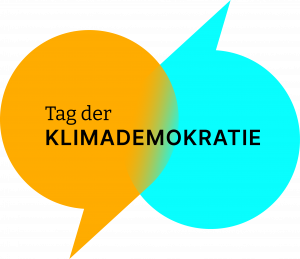 Auf dem Bild sind zwei Sprechblasen zu sehen. Eine Sprechblase ist orange, die andere blau. Die Sprechblasen überlappen sich. Über beide Sprechblasen geschrieben, steht der Text: Tag der Klimademokratie. Es handelt sich bei dem Bild um das offizielle Logo der Kampagne zum Tag der Klimademokratie.