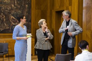 Zu sehen sind Dr. Miriam Freudenberger, die Staatsrätin Barbara Bosch sowie Wolfgang Klenk, wie sie sich im Rahmen der zehnjährigen Geburtstagsfeier der Allianz für Beteiligung miteinander austauschen.