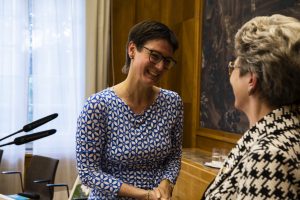 Zu sehen ist Dr. Miriam Freudenberger während eines Gespräches mit der Staatsrätin für Zivilgesellschaft und Bürgerbeteiligung Barbara Bosch. Aufgenommen wurde das Bild im Rahmen der zehnjährigen Geburtstagsfeier der Allianz für Beteiligung.