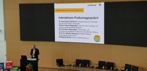 Auf dem Bild ist Wolfgang Klenk, der erste Vorstand der Allianz für Beteiligung, bei seinem Input auf der Stuttgarter Armutskonferenz abgebildet.