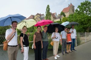 Staatsrätin für Zivilgesellschaft und Bürgerbeteiligung Barbara Bosch mit weiteren Teilnehmer*innen auf Projektbesuch in Besigheim.