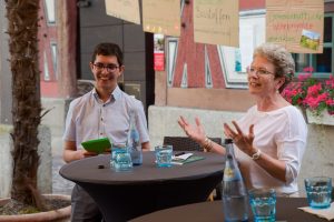 Staatsrätin für Zivilgesellschaft und Bürgerbeteiligung Barbara Bosch auf Projektbesuch in Besigheim, während einer Diskussionsrunde.