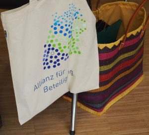 Tasche der Allianz für Beteiligung an einem Stuhl