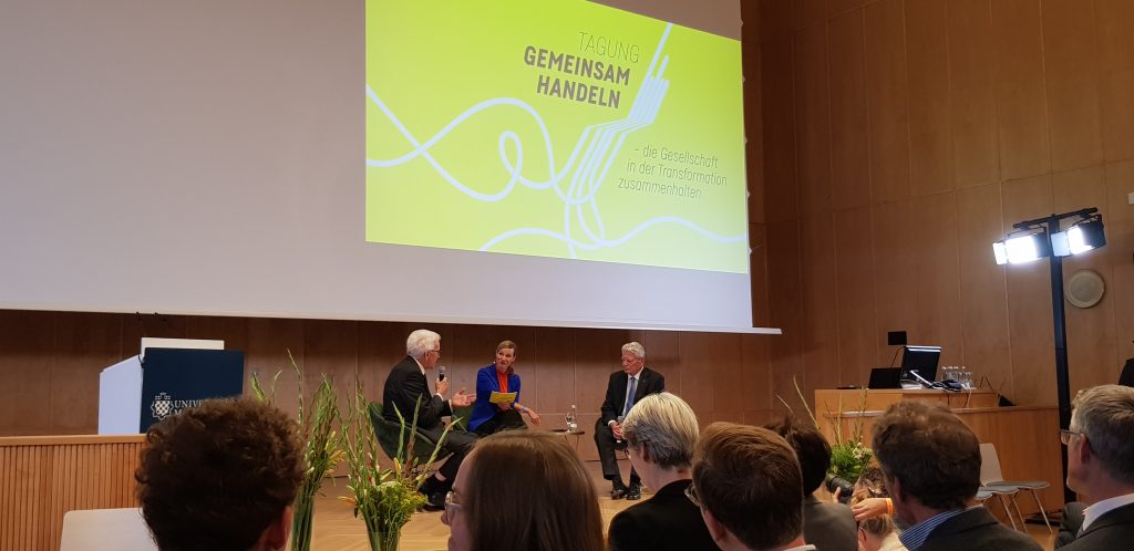 Auf dem Bild ist das Gespräch zwischen Ministerpräsident Winfried Kretschmann, Moderatorin Denise Burgert und Alt-Bundespräsident Joachim Gauck bei der Tagung "Gemeinsam handeln" in Mannheim abgebildet.
