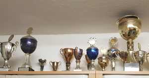 Auf dem Bild sind verschieden große Pokale im Vereinsraum zu sehen.