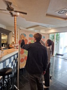 Die Moderator*innen des Wahlkreistags clustern auf diesem Bild die verschiedenen Themen, die auf bunte Themenkarten festgehalten sind.