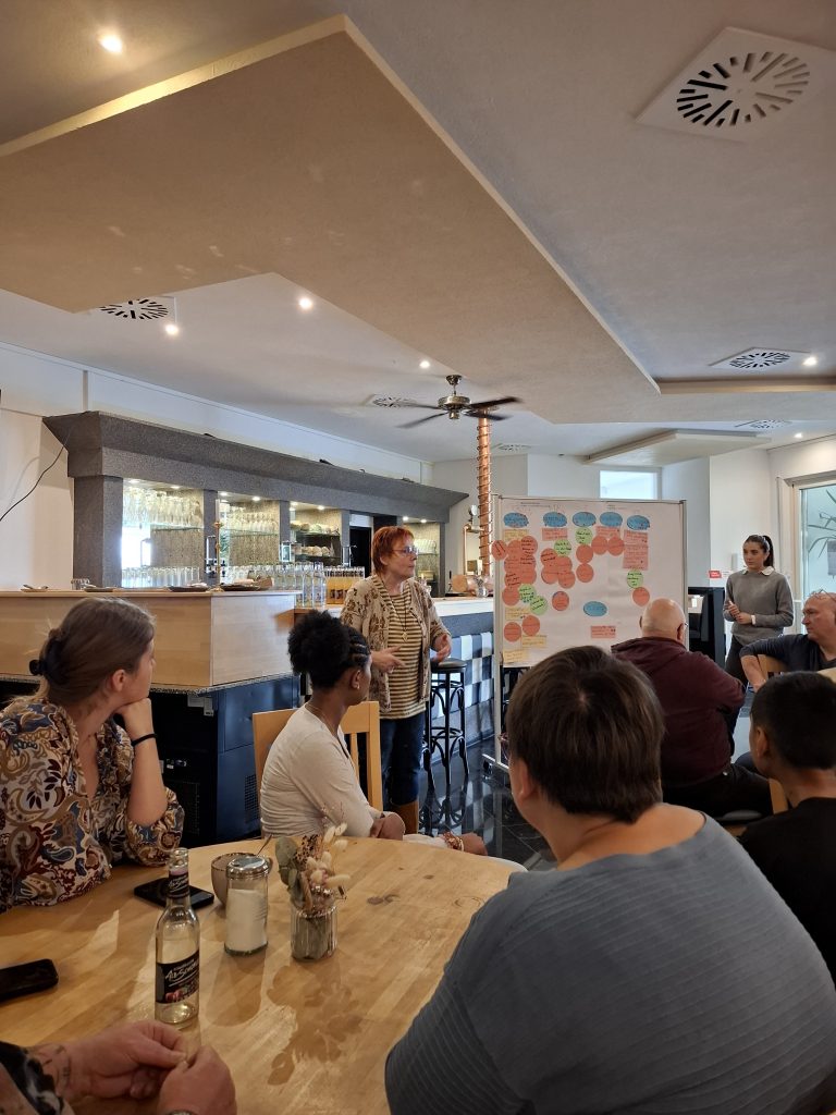 Die Moderator*innen des Wahlkreistags clustern auf diesem Bild die verschiedenen Themen, die auf bunte Themenkarten festgehalten sind.