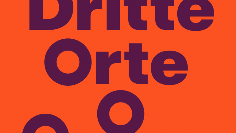 Auf diesem Bild ist das Beispielbild der Kampagne "Dritte Orte" abgelegt. Es beinhaltet den Schriftzug "Dritte Orte" in lila Farbe auf orangenem Hintergrund, unterlegt mit zwei dicken Kreisen in lila.
